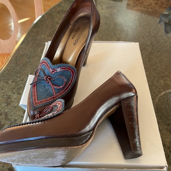 Giraudon heels in brown with blue heart trim. Size 37.5. - Picture 3 of 4